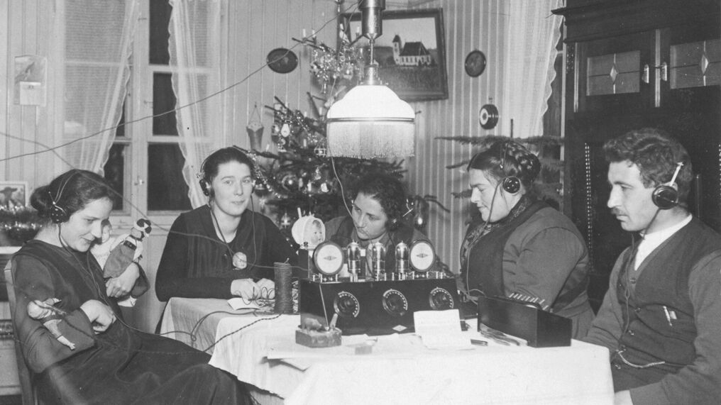 Familie hört Radio mit Kopfhörern, Mitte der 1920er Jahre